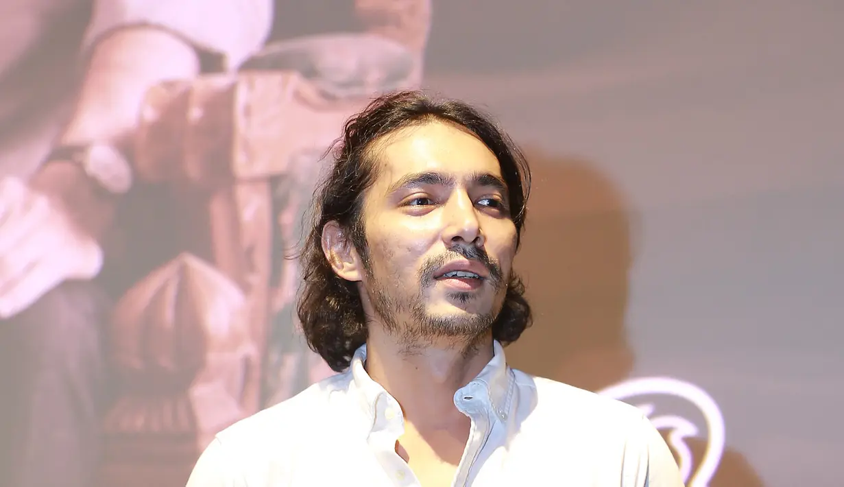 Tidak hanya sampai bentuk fisik, setelah mirip dengan Dono, ia kembali dituntut menirukan gaya bicara dan tingkah lakunya. (Galih W. Satria/Bintang.com)