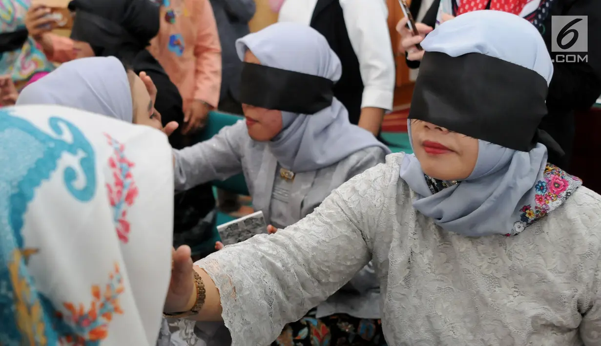 Aksi para peserta saat merias wajah dengan mata tertutup di Kantor Balai Kota Tangerang Selatan, Banten, Jumat (27/4). Lomba ini juga bertujuan membuat perempuan Tangerang Selatan anggun, cerdas, dan berkarakter. (Merdeka.com/Arie Basuki)