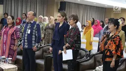 Aktris yang juga penyanyi Cinta Laura Kiehl bersama Sekretaris KemenPPPA Pribudiarta Nur Sitepu menghadiri acara penobatan "Duta Anti Kekerasan terhadap Perempuan dan Anak" di Kantor Kementerian Pemberdayaan Perempuan dan Perlindungan Anak, Jakarta, Senin (29/7/2019). (Liputan6.com/Herman Zakaharia)