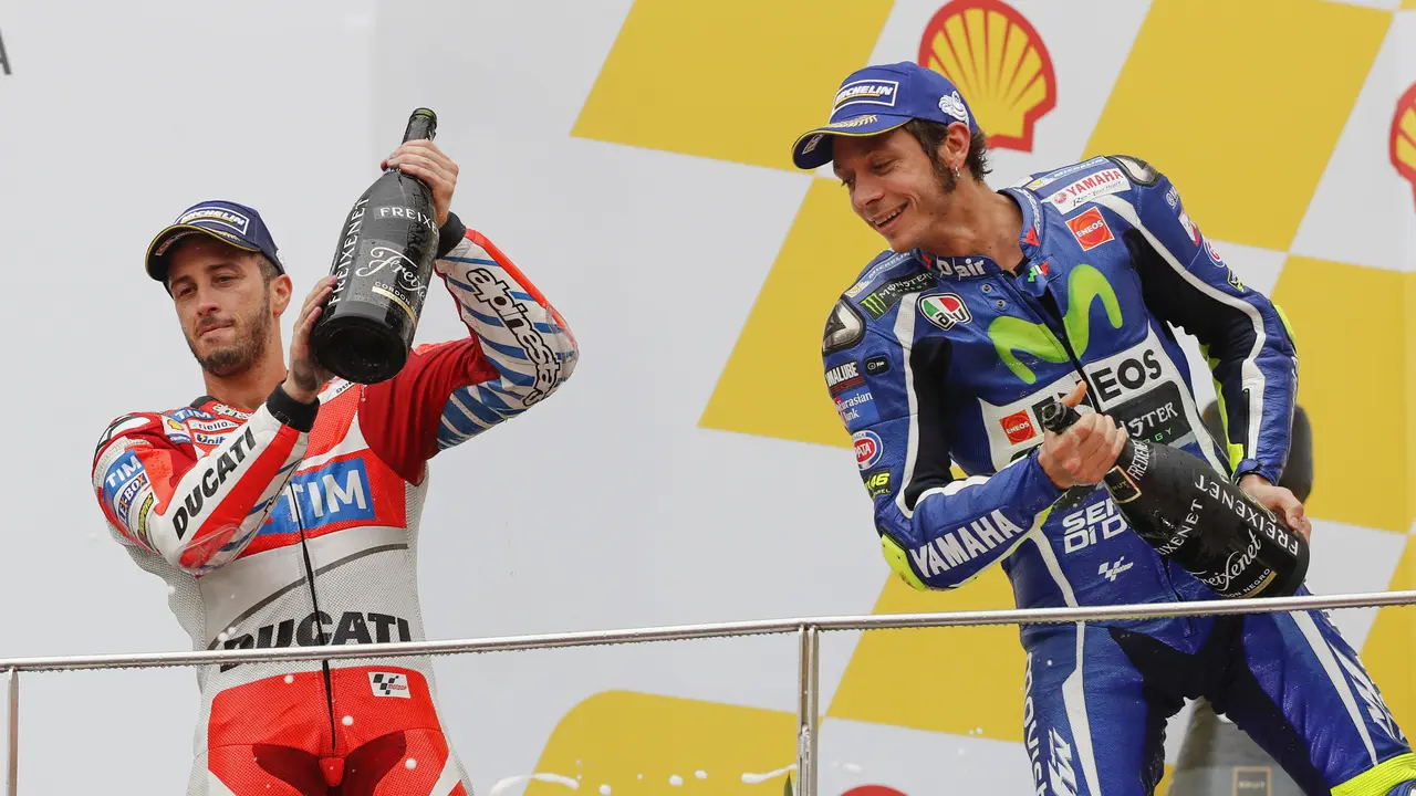 Andrea Dovizioso dan Valentino Rossi (kanan).