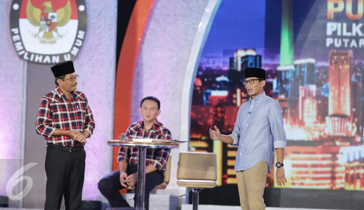 Sandiaga Uno menjawab pertanyaan dari Djarot Saiful Hidayat saat debat terakhir Pilgub DKI Jakarta 2017 di Hotel Bidakara, Jakarta, Rabu (12/4). Debat ini mengangkat tema 'Dari Masyarakat untuk Jakarta'. (Liputan6.com/Faizal Fanani)