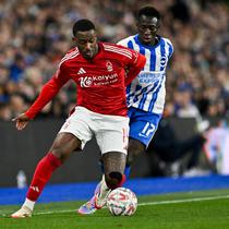 Gelandang Nottingham Forest asal Inggris #14 Callum Hudson-Odoi (kiri) berebut bola dengan gelandang Brighton asal Gambia #17 Yankuba Minteh selama pertandingan perempat final Piala FA Inggris antara Brighton &amp; Hove Albion dan Nottingham Forest di Stadion Amex, Brighton, pada Minggu (30/3/2025) dini hari WIB. (Glyn KIRK / AFP)