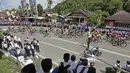 Antusias warga Painan saat menyambut pebalap pada etape ke-5 Tour de Singkarak dari Pantai Carocok-Painan menuju pantai Gondoriah-Pariaman, Sumatera Barart. (Bola.com/Nicklas Hanoatubun)