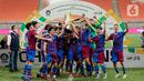 Para pemain Barcelona U-18 melakukan selebrasi usai menjadi juara International Youth Championship (IYC) 2021 di Jakarta International Stadium (JIS), Jakarta, Selasa (19/4/2022). Barcelona U-18 juara IYC 2021 usai menang atas Altetico Madrid U-18. (Liputan6.com/Faizal Fanani)