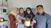 Mahasiswa Unusa memamerkan Babubam bag (Batik buget Bambu Bag). (Dian Kurniawan/Liputan6.com).