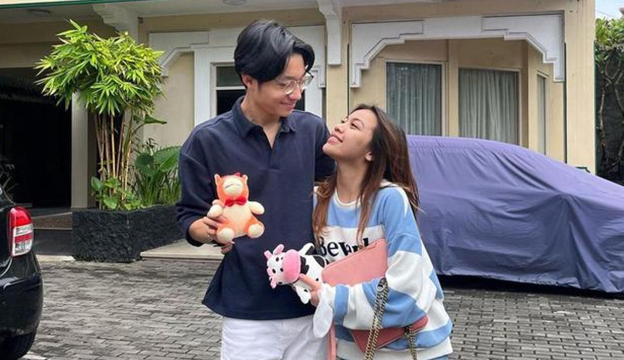 Baru terungkap, Frislly Herlind dan Kiesha Alvaro ternyata PDKT 3 bulan sebelum memutuskan untuk pacaran. Frislly mengungkapan sepertinya waktu pendekatan yang terlalu singkat membuat hubungannya dengan Kiesha cepat berakhir. Pasalnya mantan kekasih Jordi Onsu itu biasanya PDKT atau pendekatan selama 5 bulan sampai benar-benar merasa nyaman. (Liputan6.com/IG/kiesha.alvaro)