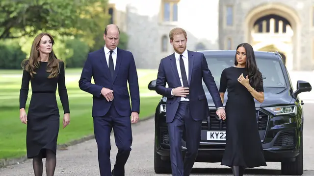 Pasangan suami istri Pangeran William dan Pangeran Harry tampak akrab satu dengan lainnya walau jalan mereka berjarak. (Foto: Chris Jackson/Pool Photo via AP)