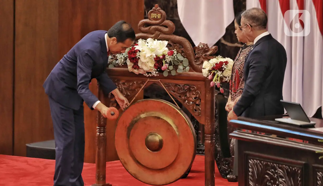 Presiden Joko Widodo memukul gong saat pembukaan the 8th G20 Parliamentary Speakers' Summit (P20) di Gedung Nusantara, Kompleks Parlemen, Senayan, Jakarta, Kamis, (6/10/2022). P20 merupakan forum yang delegasinya terdiri atas parlemen dari seluruh negara G20 dan diselenggarakan dalam satu rangkaian KTT G20, dalam forum tersebut DPR RI yang menjadi tuan rumah mengusung tema ‘Stronger Parliament for Sustainable Recovery'. (Liputan6.com/Angga Yuniar)