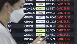 Papan elektronik menunjukkan penerbangan yang dibatalkan saat Topan Hinnamnor menuju Semenanjung Korea di Bandara Internasional Jeju di Pulau Jeju, Korea Selatan, Senin (5/9/2022). Ratusan penerbangan dihentikan dan lebih dari 200 orang dievakuasi di Korea Selatan pada Senin saat Topan Hinnamnor mendekati wilayah selatan negara itu yang merupakan badai terkuat dalam beberapa dekade. (Byun Ji-chul/Yonhap via AP)