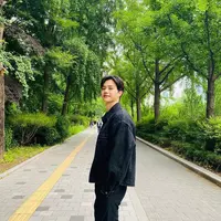 Song Kang selalu bekerja keras untuk mendalami karakternya. Ia bahkan selalu memosisikan diri sebagai penonton untuk memantau aktingnya. (Foto: Instagram/songkang_b)