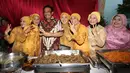 Cawagub DKI Jakarta Djarot Saiful Hidayat dan kerabat pengantin foto bersama ketika menghadiri pernikahan di Petogogan I, Jakarta Selatan, Minggu (11/12). (Liputan6.com/Fery Pradolo)