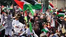 Mereka datang lengkap dengan atribut dukungan untuk Palestina, mulai dari bendera hingga sejumlah poster pendukung. (AP Photo/Tatan Syuflana)