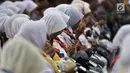 Calon jemaah haji Kloter 1 berdoa saat berkumpul di Asrama Haji Pondok Gede, Jakarta, Senin (16/7). Kloter 1 Embarkasi Jakarta-Pondok Gede akan diberangkatkan ke Arab Saudi pada Selasa (17/7). (Merdeka.com/Iqbal Nugroho)