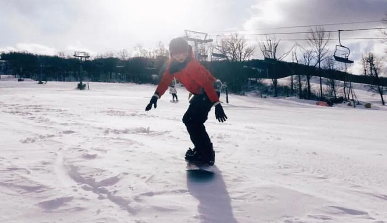 Kala olahraga ski, Gege Elisa tampil sporty kenakan puffer jacket dan cargo pants.  [Credit: @gegeelisa94].