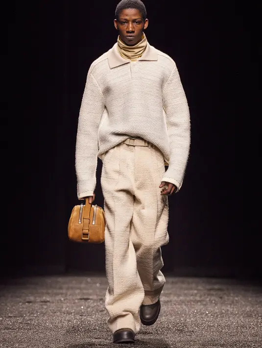 Leisurewear tailored hadir dalam potongan Cropped Bomber Jacket, elongated Coats, dan Anoraks. Serta Blousons, Polo Short, Cardigans, dan blazer dengan kerah atau tanpa kerah. [Zegna]