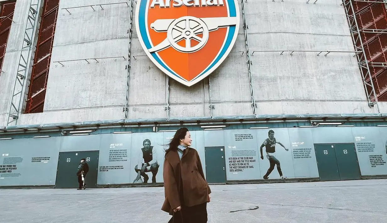 Ia nampak menikmati musim dingin di London dengan busana bergaya chic [instagram/hestipurwadinata]