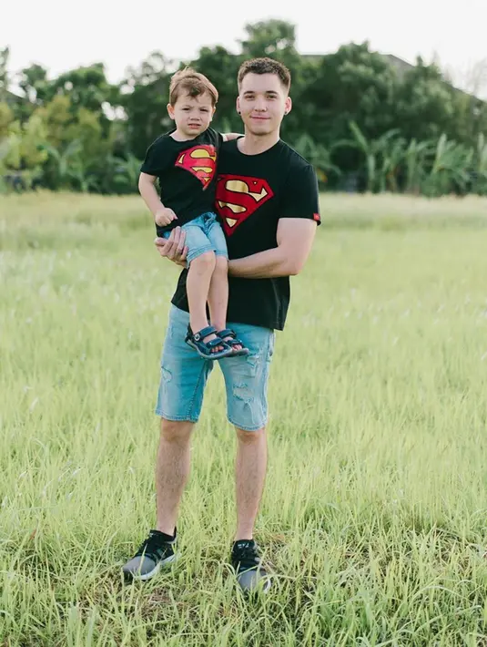 Dalam melakukan pemeotretan, Stefan William dan Lucio pun menggunakan baju yang kompakan. Seperti halnya saat ini ia pun mengenakan kaus dengan simbol Superman di dadanya. (Liputan6.com/IG/@stefannwilliam)