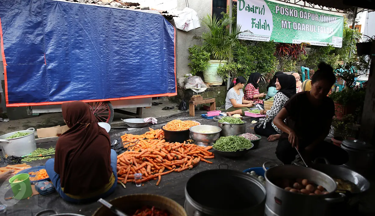 Sejumlah ibu-ibu terlihat sibuk memasak di Dapur umum Daarul Falah, Jakarta, Kamis (1/12). Dapur ini merupakan Posko inisiatif warga untuk memasak nasi bungkus sebanyak 2500 bungkus untuk peserta aksi demo bela Islam 3 besok. (Liputan6.com/Johan Tallo)