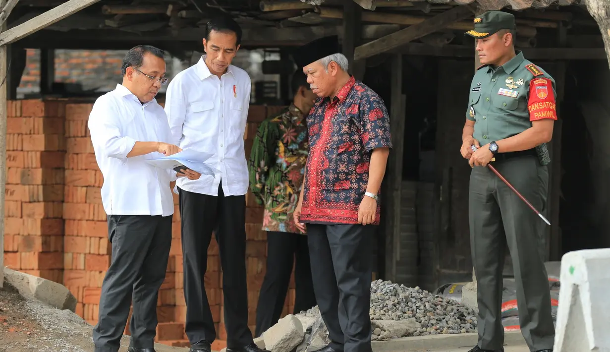 "Yang diundang ya tetangga-tetangga kampung aja. Besok baru mulai siraman. Midodareni, dan hari H. Udah gitu aja. Doain semua lancar," ungkap Jokowi. (Adrian Putra/Bintang.com)