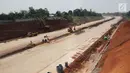 Pemandangan proyek pembangunan Tol Kunciran-Serpong di Jombang, Tangerang Selatan, Banten, Sabtu (24/11). Pembangunan Tol Kunciran-Serpong ditargetkan rampung pada Januari 2019. (Liputan6.com/Angga Yuniar)