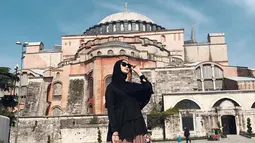 Tidak hanya mantap berhijab, baru-baru ini sosok Citra Kirana ini juga dikabarkan tengah dekat dengan Rezky Aditya. Setelah putus dengan Ali Syakieb, Citra Kirana kabarnya tengah menjalin hubungan dengan pesinetron Rezky Aditya. (Liputan6.com/IG/ @citraciki)