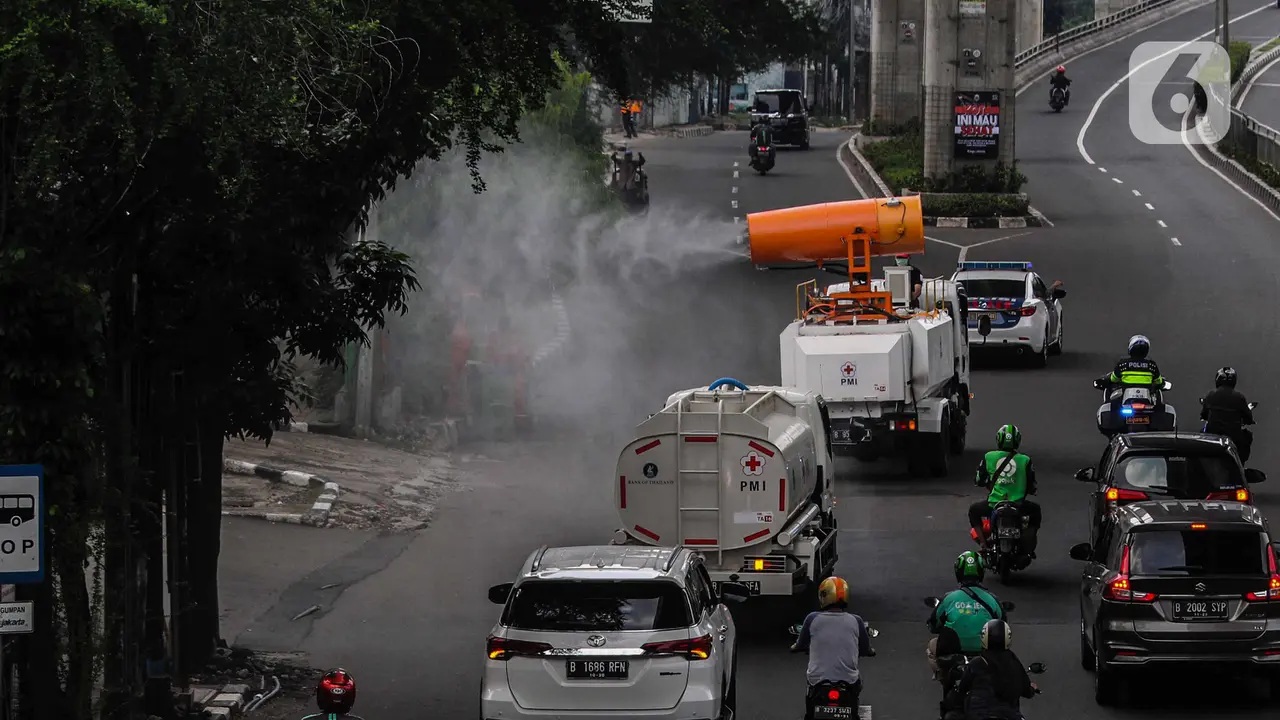 FOTO: PMI Kerahkan Armada Gunner Spray Cegah COVID-19