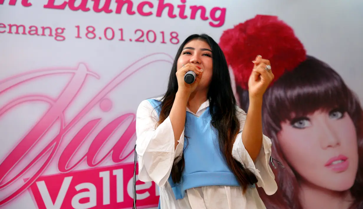 Penyanyi asal kelahiran Sidoarjo 26 tahun silam itu mengaku sejak lama ingin merilis sebuah album. Bersyukur impiannya akhirnya terwujud untuk mengeluarkan album. (Nurwahyunan/Bintang.com)