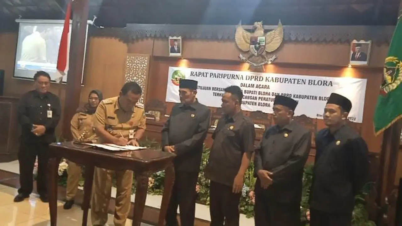 Putra pendiri Ponpes An Nur Blora, Gus Arief saat menandatangi berkas dalam rapat Paripurna DPRD Blora. (Liputan6.com/Ahmad Adirin)