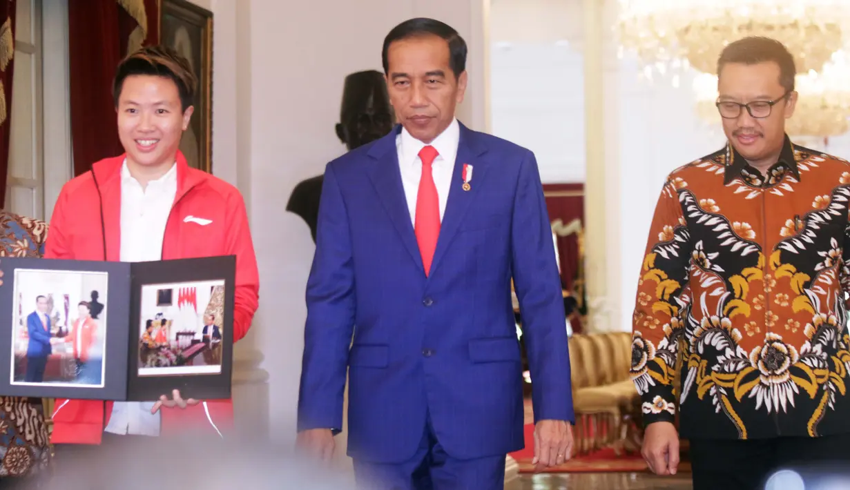 Atlet bulu tangkis, Liliyana Natsir menemui Presiden Joko Widodo didampingi Menpora Imam Nahrawi di Istana Merdeka, Jakarta, Selasa (29/1). Liliyana, yang telah memutuskan pensiun sebagai atlet bulu tangkis, berpamitan kepada Jokowi. (Liputan6.com/HO/Ran)