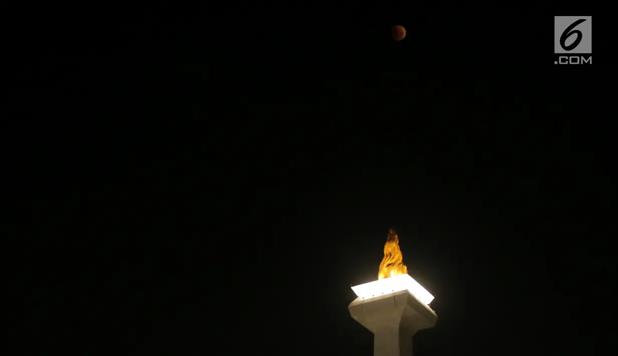 Penampakan saat terjadi gerhana bulan total yang terlihat dari kawasan Monas, Jakarta, Rabu (31/1). (Liputan6.com/Herman Zakharia)