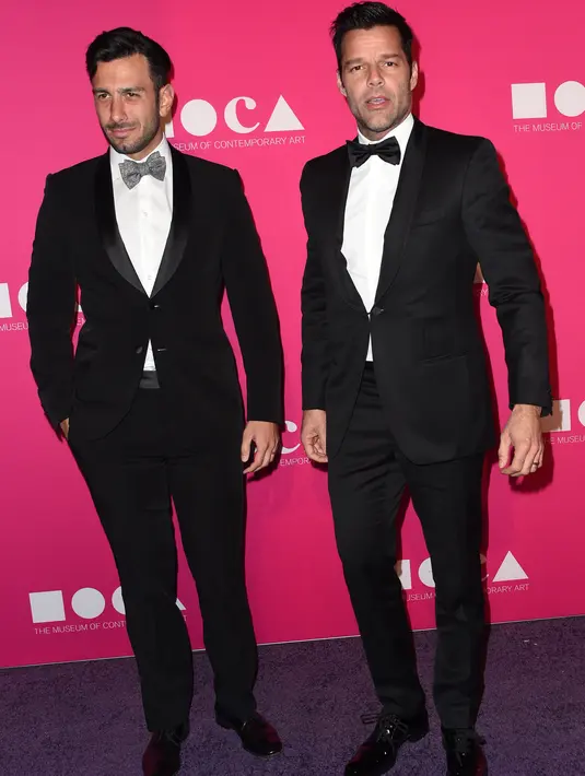 Artis Jwan Yosef dan penyanyi Ricky Martin saat Gala 201 MOCA untuk menghormati Jeff Koons di The Geffen Contemporary, (29/4/2017). Kekasih Ricky Martin, Jwan Yosef merupakan pelukis keturunan Suriah dan Swedia. (John Sciulli / Getty Images / AFP)
