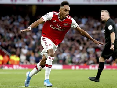Penyerang Arsenal, Pierre-Emerick Aubameyang berselebrasi usai mencetak gol ke gawang Aston Villa pada pertandingan lanjutan Liga Inggris di Stadion Emirates, London (22/9/2019). Gol Aubameyang pada menit ke 84 menjadi penentu kemenangan Arsenal atas Aston Villa 3-2. (AP Photo/Steven Paston)