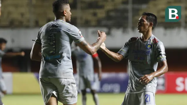 Dua pemain Persib Bandung, Wander Luiz (kiri) dan Frets Butuan kanan ketika melawan Persita Tangerang pada partai kedua Piala Menpora di Stadion Maguwoharjo, Sleman, Senin (29/3/2021).