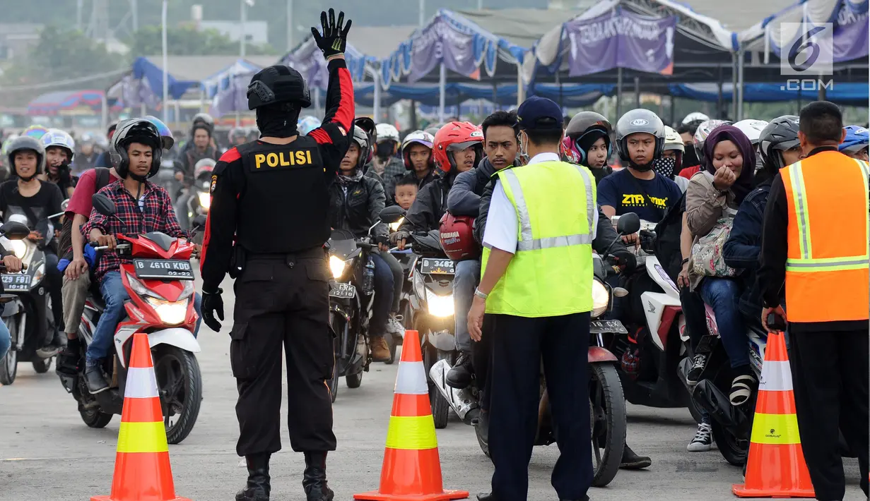 Polisi menahan sementara antrean pemudik bermotor yang akan masuk ke dalam kapal penyeberangan di Pelabuhan Merak, Banten, Jumat (23/6). H-2 Lebaran 2017, ribuan pemudik bermotor memadati dermaga 6 Pelabuhan Banten. (Liputan6.com/Helmi Fithriansyah)