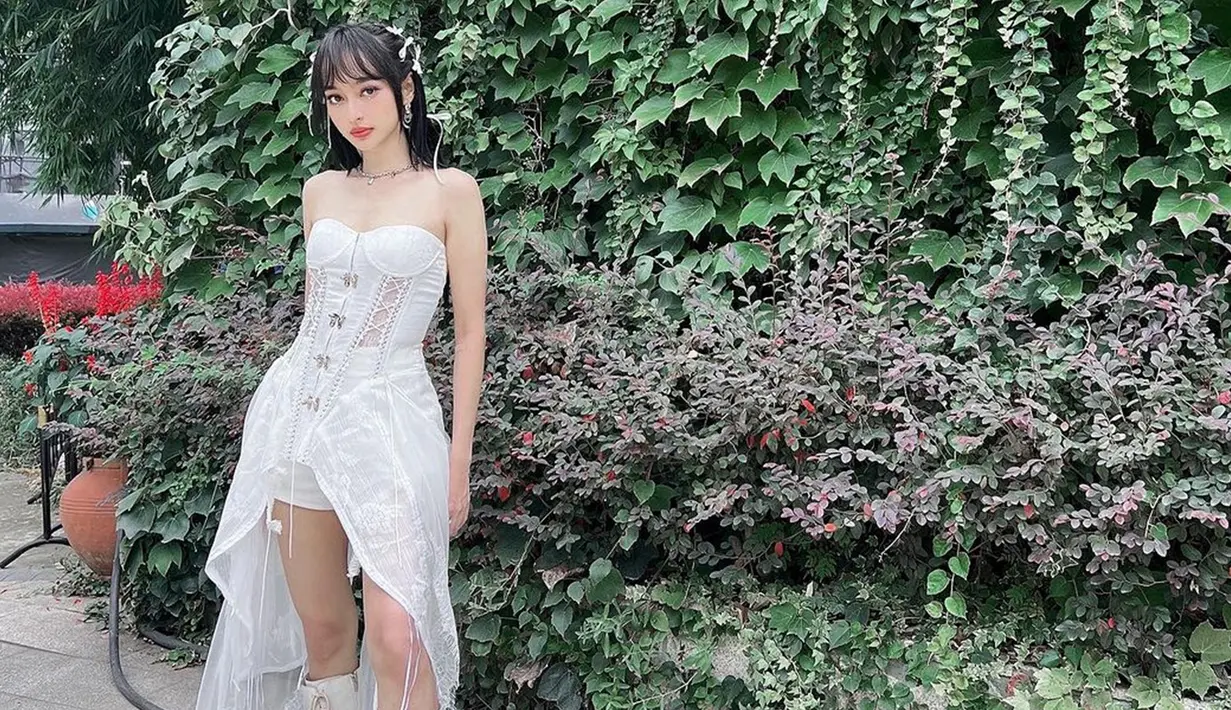 Tak puas dengan karier bermusiknya di dalam negeri, Indahkus menjajal peruntungan di negeri bambu. Wanita kelahiran 9 April 1994 ini pun mengikuti ajang pencarian bakat E-Pop Unity di China. (Liputan6.com/IG/@indahkus_)