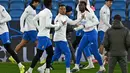 Melawan Manchester City di Etihad Stadium, Los Blancos membawa serta dua pemain bintangnya, Kylian Mbappe dan Jude Bellingham. Tampak dalam foto, penyerang Real Madrid asal Prancis, Kylian Mbappe (tengah) saat mengikuti sesi latihan di Etihad Stadium, Manchester, Inggris barat laut, pada 16 Maret 2026. (Paul ELLIS/AFP)