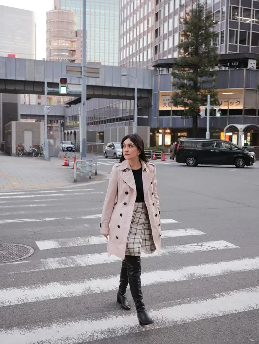 Trench coat nude bisa mengubah semua pakaian menjadi sophisticated. Lihat OOTD liburan Shandy Aulia ini. [Foto: IG/shandyaulia].
