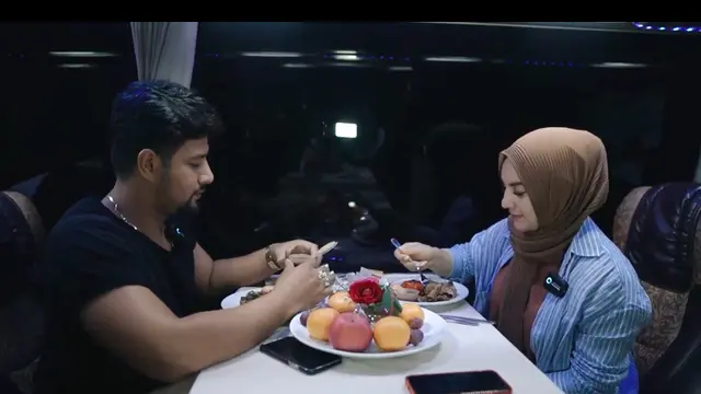 Momen Liburan Keluarga Ammar Zoni Naik Bus Mewah, Fasilitas Lengkap dan Nyaman. (Sumber: YouTube/Aish Tv)
