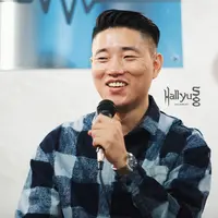 Jalinan asmara Kang Gary dan Kim tak diketahui siapapun lantaran mereka menyembunyikan hubungannya sejak awal. (Foto: koreaboo.com)