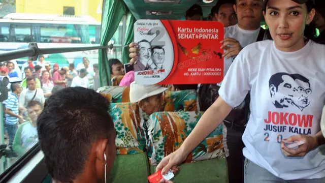 Rieke Diah Pitaloka berkunjung ke Kerawang dengan membagi-bagikan kartu Indonesia Sehat dan kartu Indonesia Pintar.