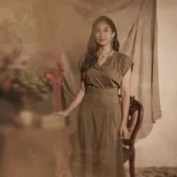 Kesuksesan Happy Salma di dunia akting sudah tak diragukan lagi. Dari panggung teater hingga layar lebar sudah dilakoninya. Namun di balik itu semua, perempuan yang satu ini ternyata sudah berbisnis sejak kecil. (Instagram/happysalma)