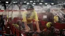 Atlet sepeda asal Australia, Ashlee Ankudinoff melakukan pemanasan sebelum pertandingan balap sepeda lintasan beregu putri pada Olimpiade Tokyo 2020, Selasa (3/8/2021). (Foto: AP/Thibault Camus)