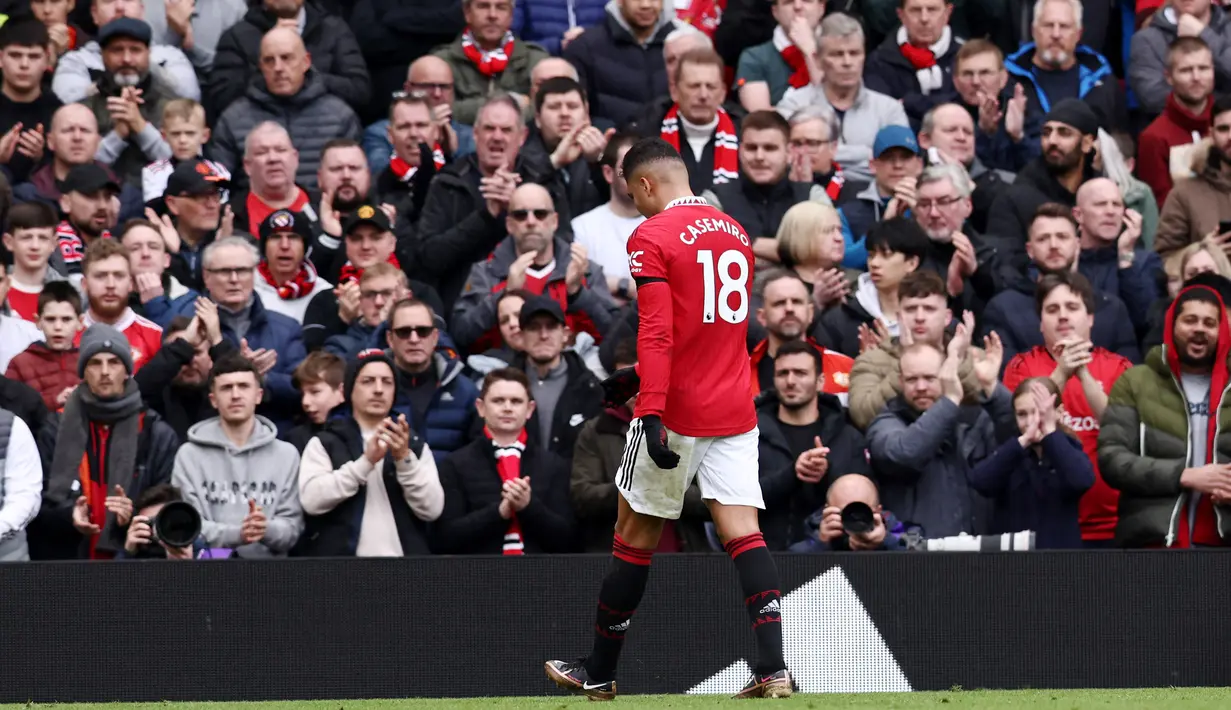Pemain Manchester United, Casemiro, meninggalkan lapangan setelah menerima kartu merah saat pertandingan melawan Southampton di Stadion Old Trafford, Minggu (12/3/2023). (AFP/Darren Staples)