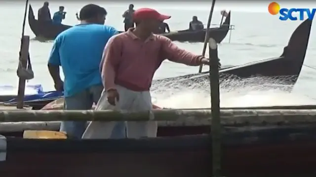 Para nelayan tradisional ini mengancam bertindak lebih jauh jika tapal batas ini dilanggar kapal pukat yang selama ini beroperasi hingga ke bibir pantai.