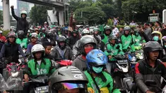 Pengemudi Ojek Online melakukan aksi sweeping terhadap taksi di kawasan Kuningan, Jakarta, Selasa (22/3). Sebuah taksi mengalami kerusakan akibat aksi anarkis dari sejumlah orang. (Liputan6.com/Helmi Afandi)
