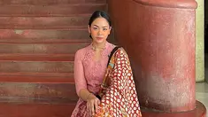 Rania Yamin dan Jefri Nichol sempat terlihat bersama dalam prosesi malam satu Suro di Surakarta. Tampil bersama dengan busana adat Jawa, aktor dan cicit pahlawan nasional ini tampak ikut prosesi ritual tersebut bersama-sama. (Liputan6.com/IG/@raniaayamin)