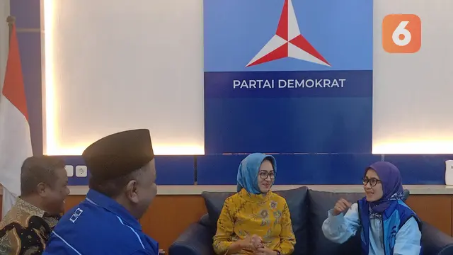 Airin dan Iti Berbincang Santai Saat Mendaftar Sebagai Cagub Banten 2024. (Rabu, 22/05/2024). (Yandhi Deslatama/Liputan6.com).