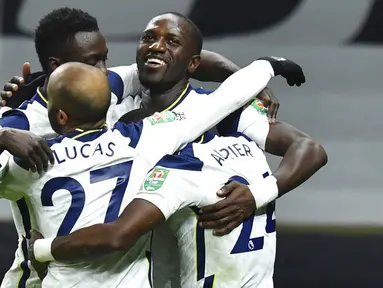 Para pemain Tottenham Hotspur merayakan gol yang dicetak oleh Moussa Sissoko ke gawang Brentford pada laga Piala Liga Inggris, di London, Rabu (06/01/2021). Spurs menang dengan skor 2-0. (Glyn Kirk/Pool via AP)