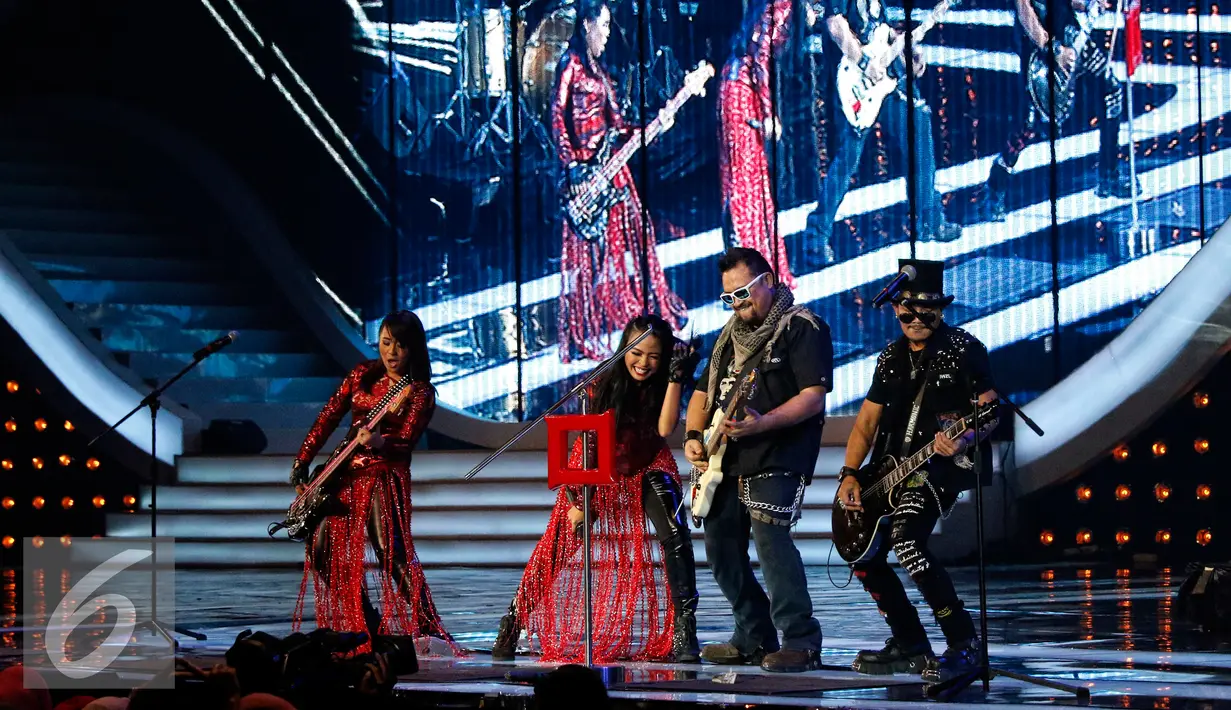Aksi memukau band Kotak mampu memeriahkan suasana panggung HUT SCTV ke-25, Jakarta, Senin (24/8/2015). Merayakan hari jadinya yang ke-25, SCTV menampilkan hiburan selama 25 jam nonstop. (Liputan6.com/Yoppy Renato)