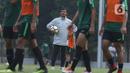 Indra Sjafri sesaat sebelum latihan jelang laga perdana Grup A Piala AFC U-19 di Lapangan A Kompleks GBK, Jakarta, Rabu (17/10/2018). Sekjen PSSI, Yunus Nusi mengatakan, PSSI mengambil langkah cepat memilih Indra Sjafri sebagai pelatih timnas Indonesia, hal ini didasari semakin dekatnya pelaksanaan SEA Games di Kamboja. (Liputan6.com/Helmi Fithriansyah)